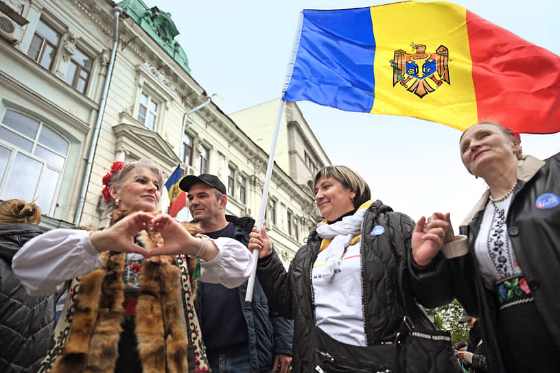 На всю Россию для граждан Молдавии было открыто лишь два избирательных участка, и оба — в Москве. В результате проголосовать посчастливилось только 4109 избирателям