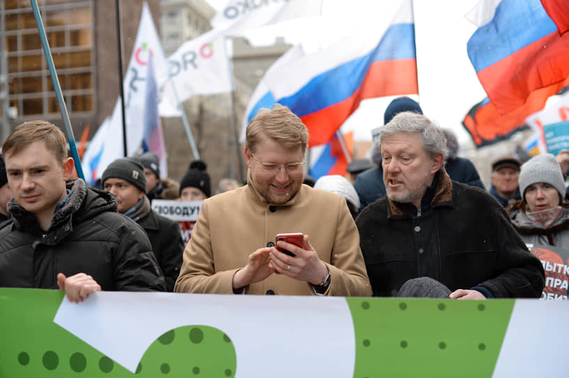 Уголовное дело против Максима Круглова (слева) сильно осложнит работу партии во главе с Николаем Рыбаковым (в центре), несмотря на авторитет ее основателя Григория Явлинского
