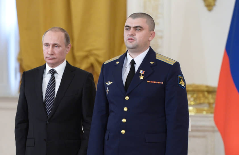 Президент России Владимир Путин и майор Андрей Дьяченко на церемонии вручения госнаград военнослужащим, отличившимся в ходе выполнения специальных задач в Сирии (март 2016 года)