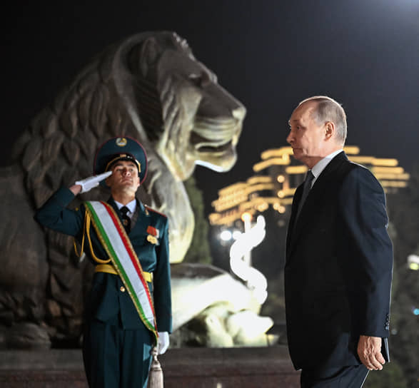 Владимир Путин, укротитель бронзовых львов