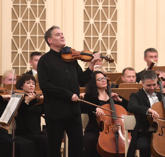 Между скрипачом Кристофом Барати, дирижером и оркестром сложился идеальный союз