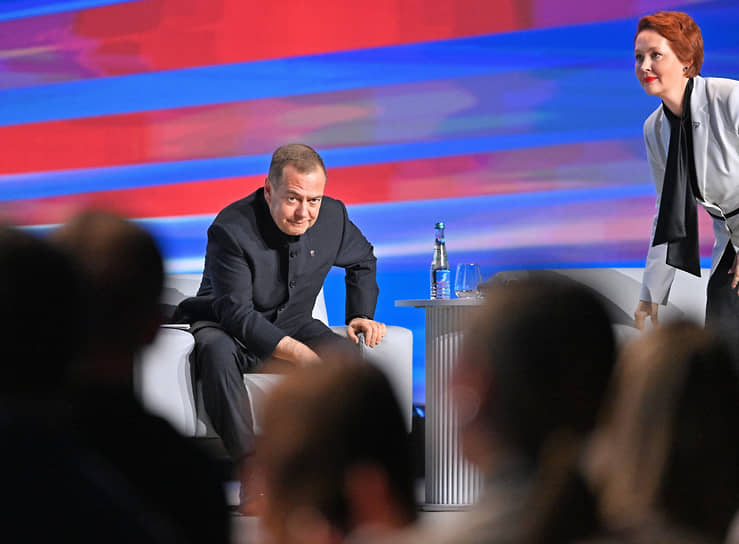 Председатель «Единой России» Дмитрий Медведев и координатор «Женского движения» Наталья Полуянова увидели в участницах форума большой политический потенциал