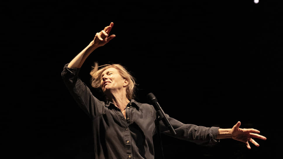 Главная героиня, фоторепортер (Урсина Ларди), путешествует по горячим точкам, и ей кажется — может предвидеть трагедии