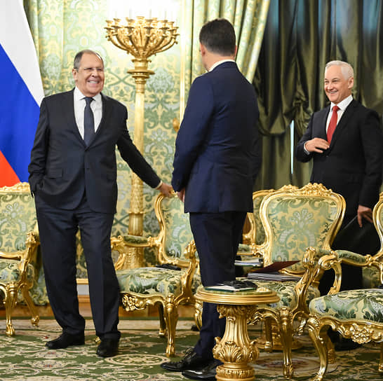 Министр иностранных дел Сергей Лавров (слева), вице-премьер Александр Новак (в центре) и министр обороны Андрей Белоусов предвкушали хорошую встречу и завтрак