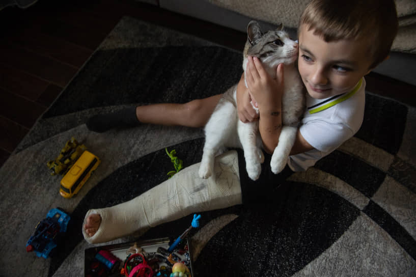 Диме очень хочется, чтобы пауза кончилась и можно было жить дальше. Но гипс можно будет снять только после замены штифта