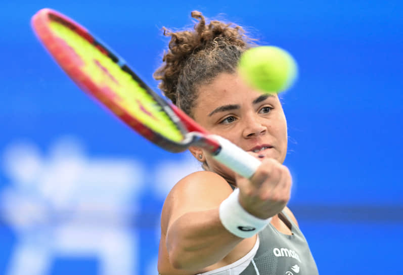 Пробившись в полуфинал турнира WTA в Нинбо, Джасмин Паолини обошла Мирру Андрееву в классификации по очкам, набранным в этом году