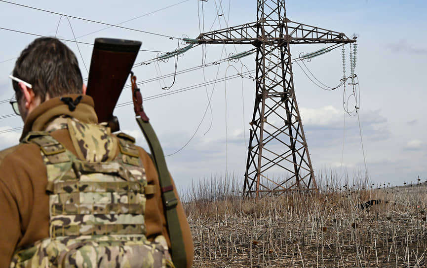 Оборванные провода линии электропередачи в районе села Черкасское Поречное в Курской области