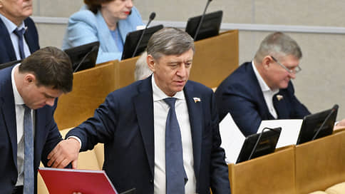 Депутаты побились за девяностые // Госдума отклонила очередную попытку КПРФ закрыть Ельцин-центр