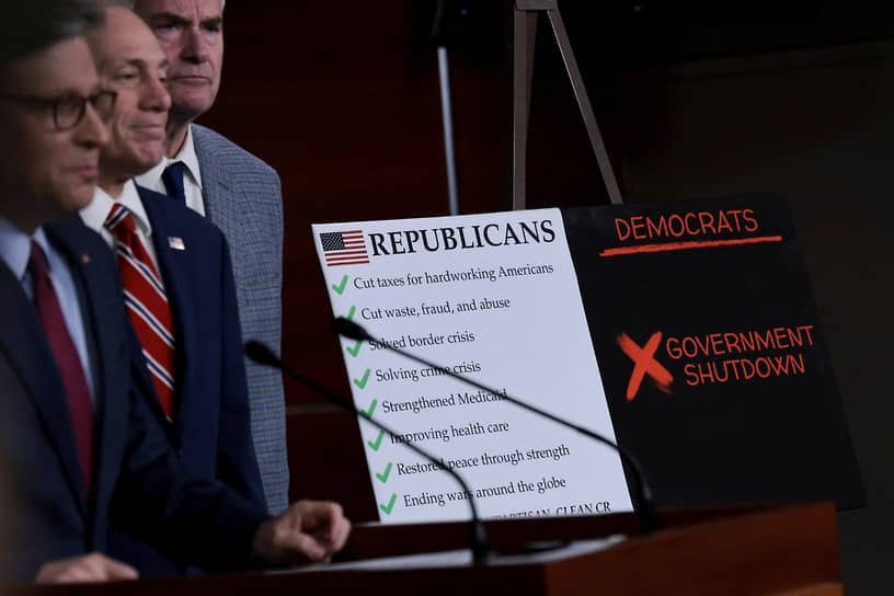 Спикер нижней палаты Майк Джонсон (на переднем плане)