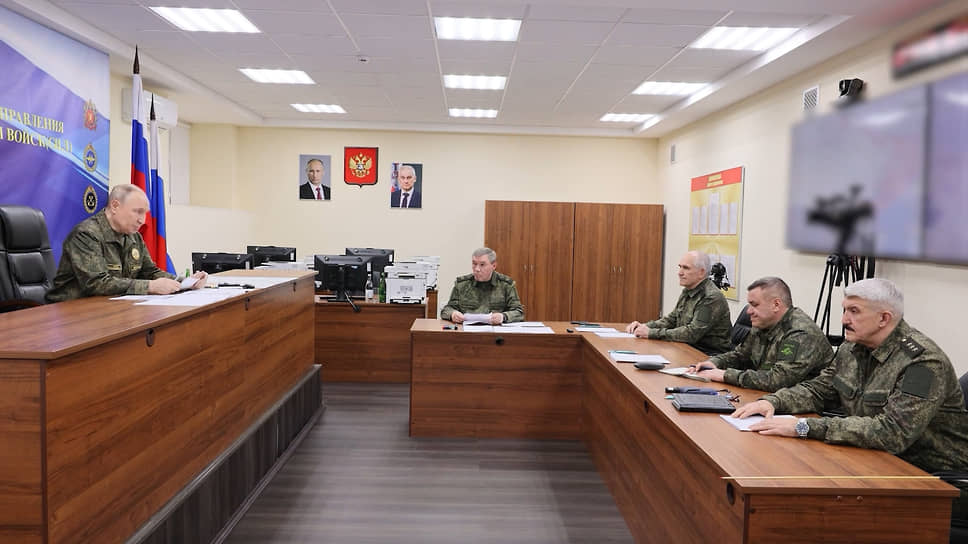 Все в соответствии с замыслом: верховный главнокомандующий и на фото, и на совещании расположился повыше других военных