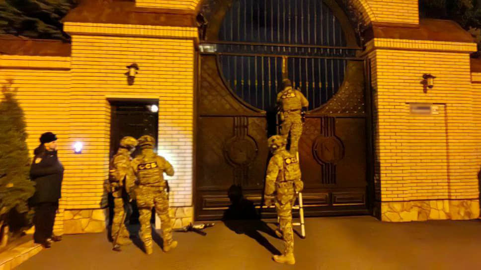 Силовики проводят оперативные мероприятия в отношении предполагаемых экстремистов 