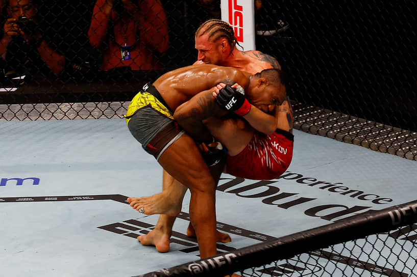 Сириль Ган в чемпионском бою против Тома Аспинэлла на турнире UFC 321 
