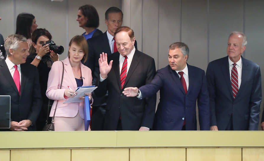 В 2018 году спикер Вячеслав Володин (второй справа) с удовольствием принимал в Госдуме конгрессменов США (в центре — глава комитета Конгресса по ассигнованиям Ричард Шелби)