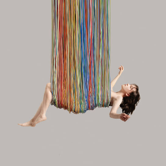 Это щемящий, дрожащий инди-фолк, перерастающий в стадионный саунд так органично, что ухо по инерции сопротивляется — нет, в наших краях так не умеют