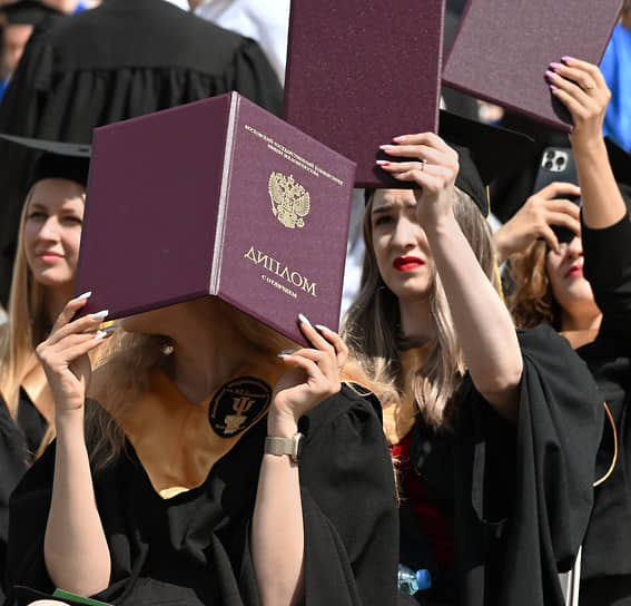 Правительство больше не хочет выдавать дипломы юристам и экономистам даже за их деньги