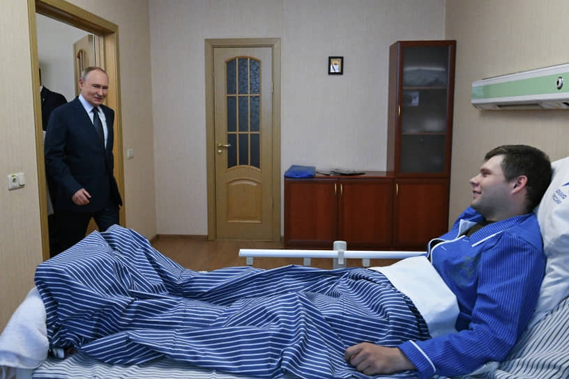 Иногда при появлении Верховного главнокомандующего вставать запрещается