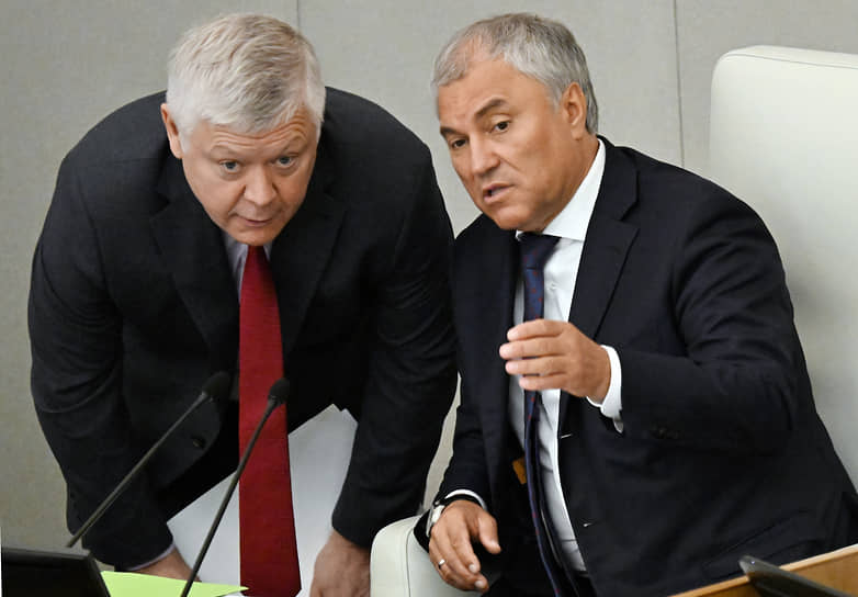 Указания спикера Вячеслава Володина (справа) о новых ограничениях для иноагентов уже приняты к исполнению главой комитета по безопасности Василием Пискаревым