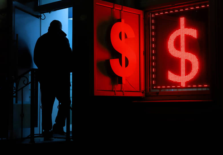 Компании распродают валютные накопления