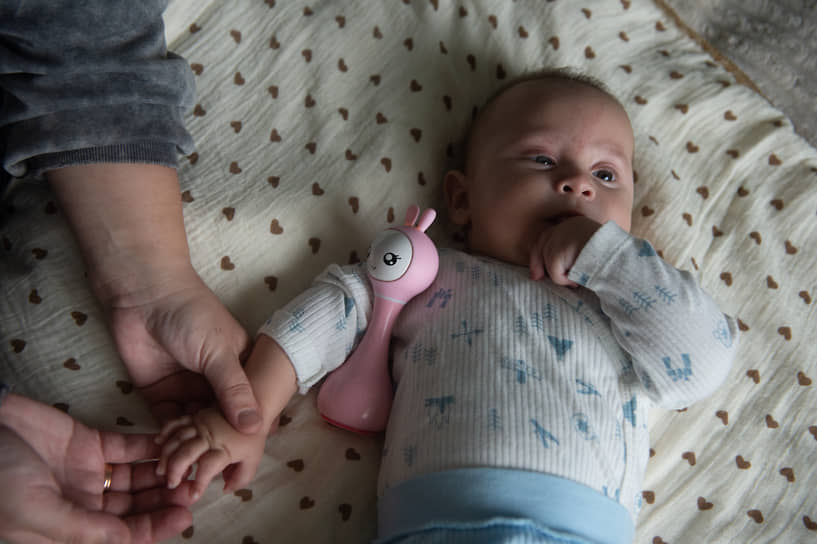 Саша, если не прооперировать его как можно скорее, не сможет ни есть сам, ни завязывать шнурки, ни собирать конструктор