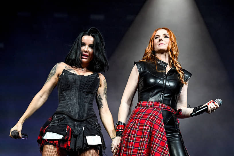 Солистки группы t.A.T.u. Юлия Волкова и Елена Катина