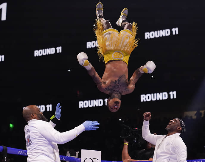 Джервонта Дэвис (сверху) умудряется совмещать свои спортивные успехи с историями с криминальным оттенком