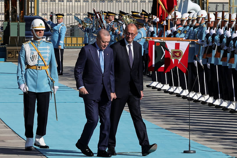 Немецкий канцлер Фридрих Мерц поддержал идею взять с собой в Турцию супругу Шарлотту, сочтя, что турецкий президент Реджеп Тайип Эрдоган оценит этот жест