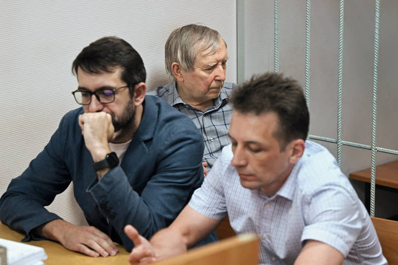 Константин Солнцев (в центре) убежден, что обвинение по его делу не подкреплено никакими фактами