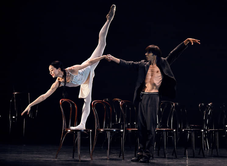 В «Стульях» Бежара даже обычный классический арабеск опирается на психологию