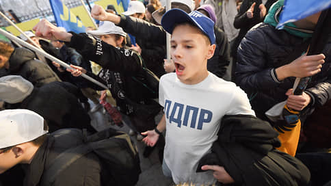 Единство за единственным исключением // Парламентские партии встретили 4 ноября митингами, шествиями и искусственным интеллектом