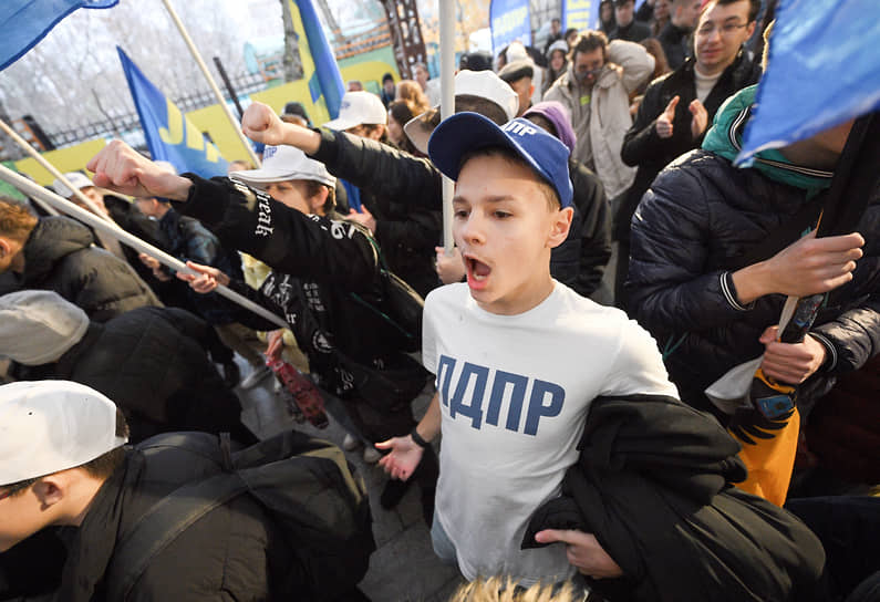 Митинг-концерт в День народного единства у штаб-квартиры ЛДПР