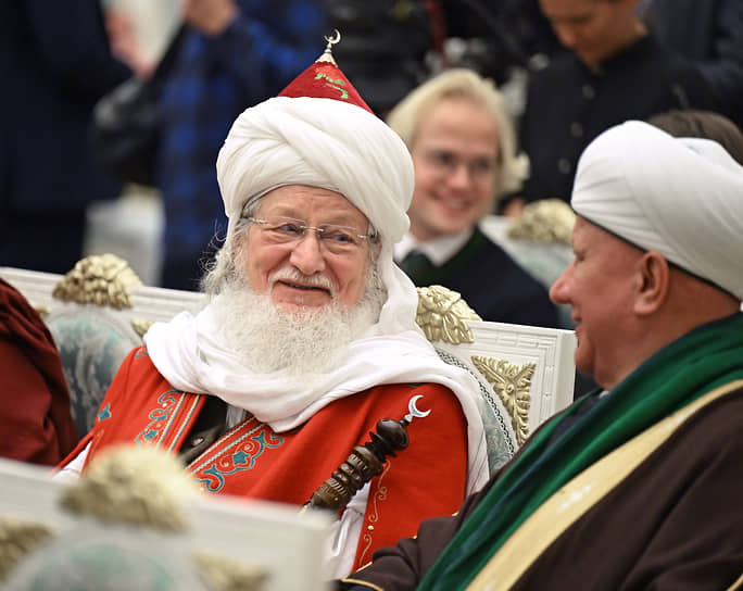 Талгат Таджуддин напоминал доброго дедушку. Если точнее, Дедушку Мороза