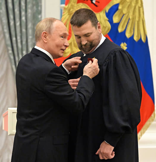 Мантию первого заместителя председателя Евро-Азиатского отделения Генеральной конференции Церкви христиан-адвентистов седьмого дня Олега Гончарова непросто было проколоть 