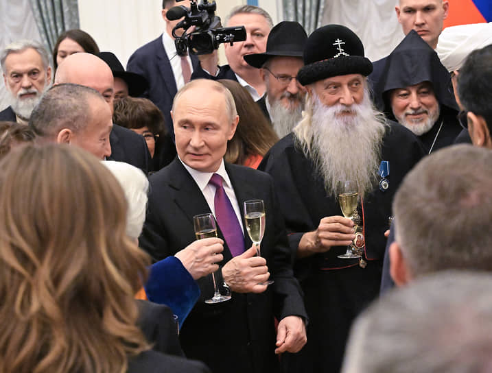 На этой церемонии было много, как Владимир Путин сказал еще у памятника Минину и Пожарскому, батюшек