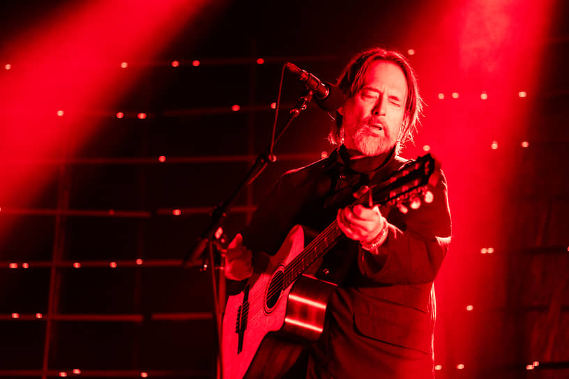 Голос 57-летнего Тома Йорка, тот самый, что рвет душу на части, совсем не меняется с годами