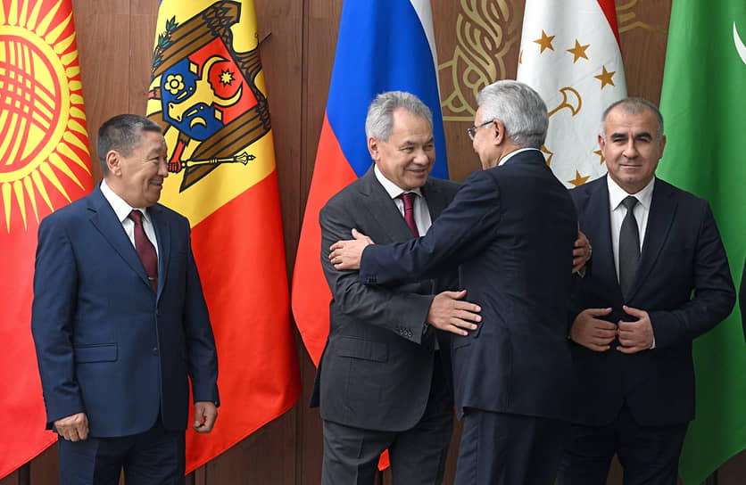 Сергей Шойгу (второй слева) во время встречи секретарей советов безопасности государств–участников СНГ