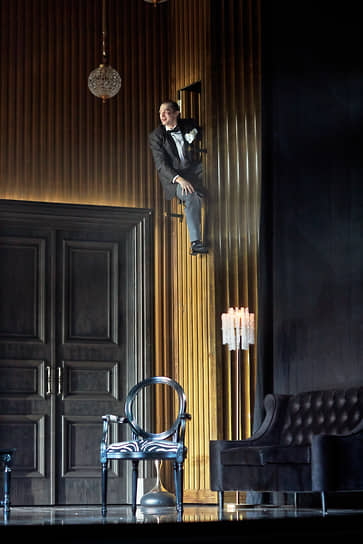 Плутовская комедия оказывается только позолоченной рамой для куда более мрачного сюжета