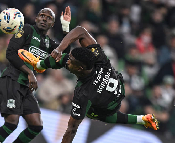 Нападающий «Краснодара» Джон Кордоба (№9) снова сделал разницу в матче своей команды, на этот раз забив два гола «Оренбургу» в первом четвертьфинальном матче Кубка России