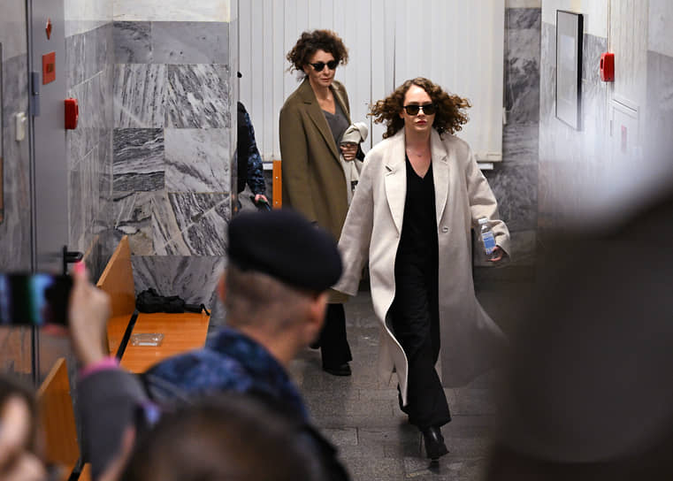 В суде Аглаю Тарасову поддержала ее мама актриса Ксения Раппопорт (сзади)