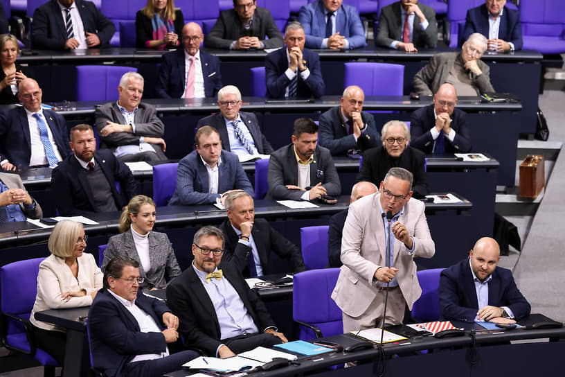 Председатель партии «Альтернатива для Германии» (АдГ) в федеральной земле Саксония-Анхальт Мартин Райхардт выступает на заседании Бундестага в Берлине, 5 ноября