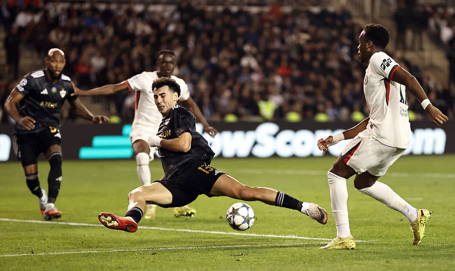 Скромный азербайджанский «Карабах» (в черной форме) после четырех туров набрал семь очков, столько же, сколько и футбольные гиганты «Барселона» и «Челси»