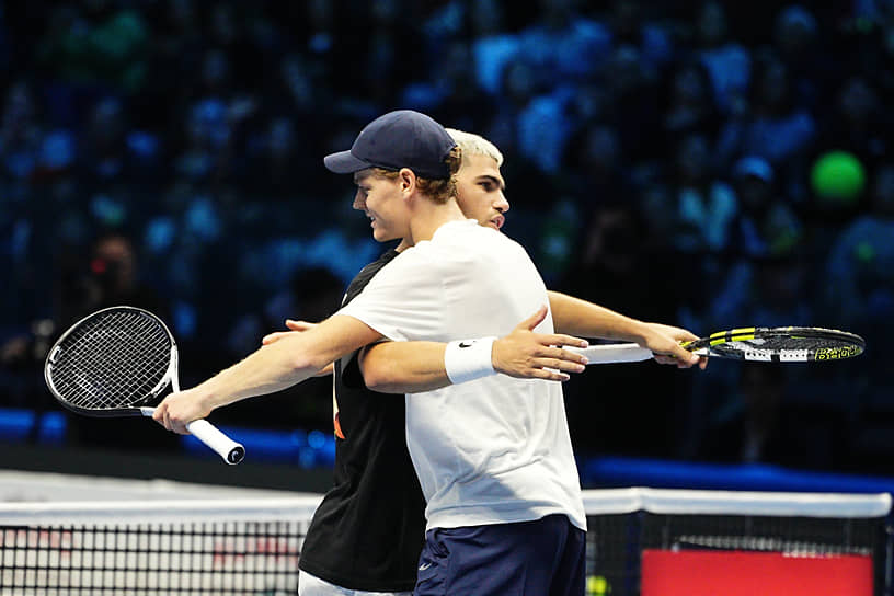 Выиграв в этом году по два турнира Большого шлема, Янник Синнер (в белой майке) и Карлос Алькарас выяснят, кто завершит сезон в ранге первой ракетки мира