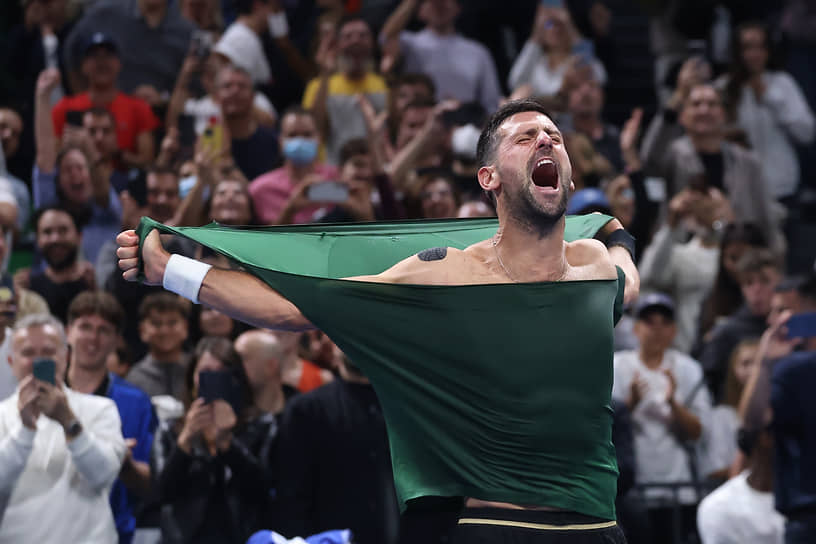 Травма плеча, вынудившая Новака Джоковича сняться с Nitto ATP Finals, не помешала ему эмоционально отпраздновать победу в Афинах