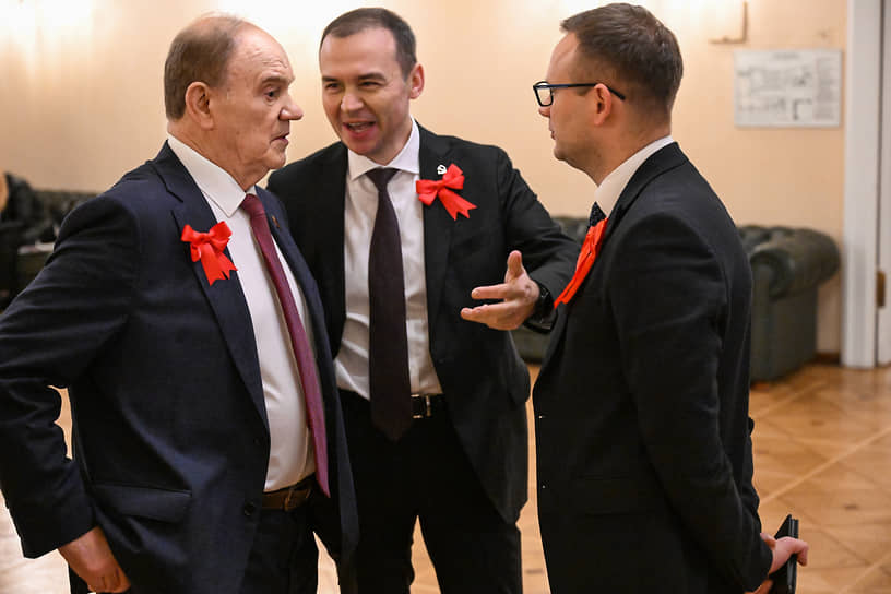 День 7 ноября руководители КПРФ (слева — лидер партии Геннадий Зюганов, в центре — его первый заместитель Юрий Афонин) провели в воспоминаниях о всемирно-историческом значении Октябрьской революции