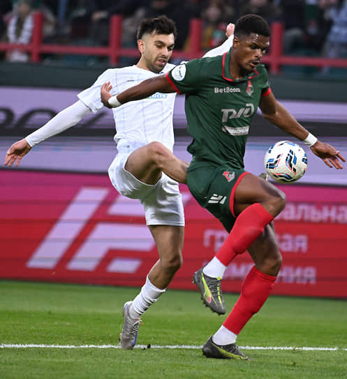 Момент матча между «Оренбургом» и «Локомотивом»