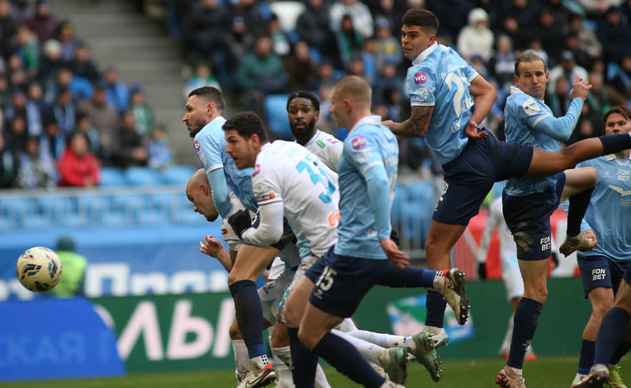 Момент матча между «Крыльями Советов» и «Зенитом»