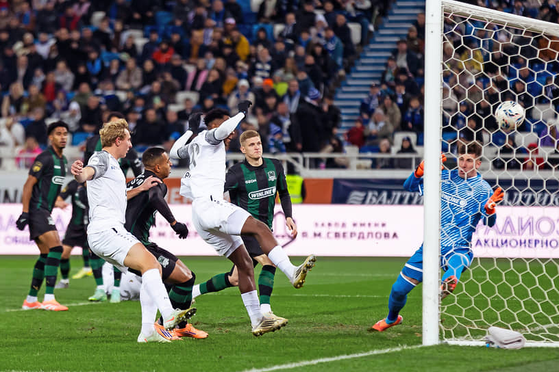 Футболисты «Балтики» (в белой форме) были очень близки к тому, чтобы обыграть действующего чемпиона страны