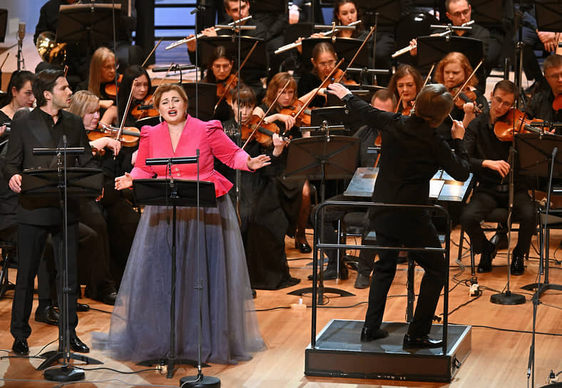 Оперные певцы Евгений Бавыкин (слева) и Зарина Абаева (в центре) 