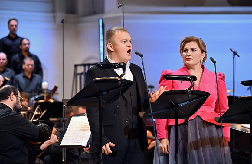 Оперная певица Зарина Абаева (справа)