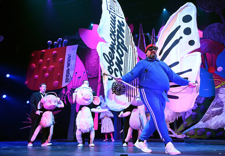 Картонные декорации стилизованы под детские рисунки, а креативные костюмы превращают ежей, комаров и прочую живность в настоящих «фантастических тварей»