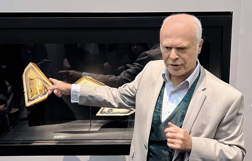 Французский ученый-минералог, куратор выставки Франсуа Фарж